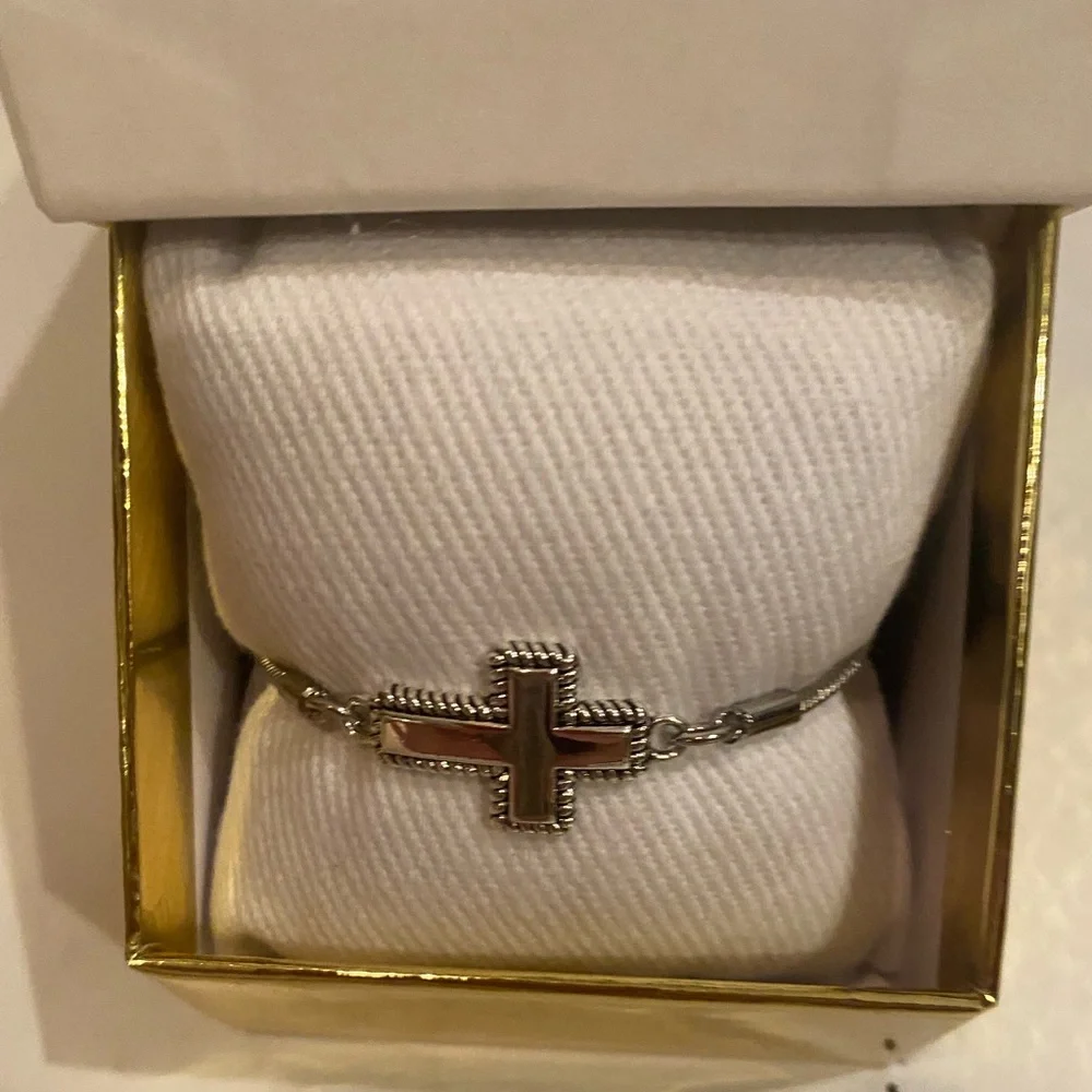 True to form Sterling Silver Cross bolo closure Bracelet - New n gift box